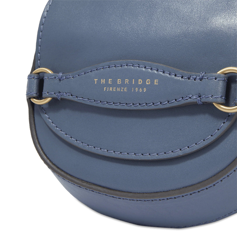 THE BRIDGE Mini-Umhängetasche für Damen, Linie Bettina, aus Leder in der Farbe Cerulean