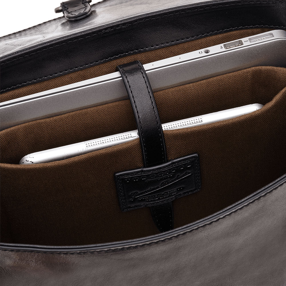 Herrenrucksack mit Klappe THE BRIDGE Alberto-Linie aus schwarzem Leder
