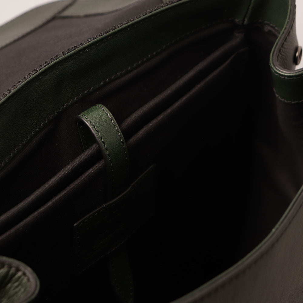 Herrenrucksack mit Klappe THE BRIDGE Filippo-Linie aus malachitgrünem Leder