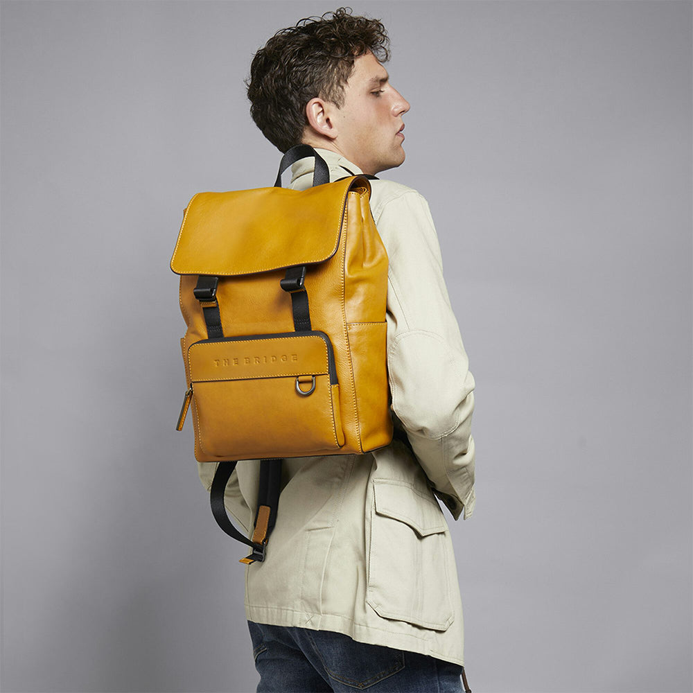 Herrenrucksack mit Klappe THE BRIDGE Damiano-Linie aus Curry-farbenem Leder