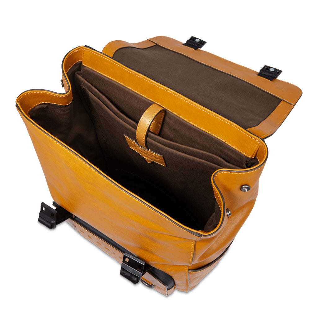 Herrenrucksack mit Klappe THE BRIDGE Damiano-Linie aus Curry-farbenem Leder