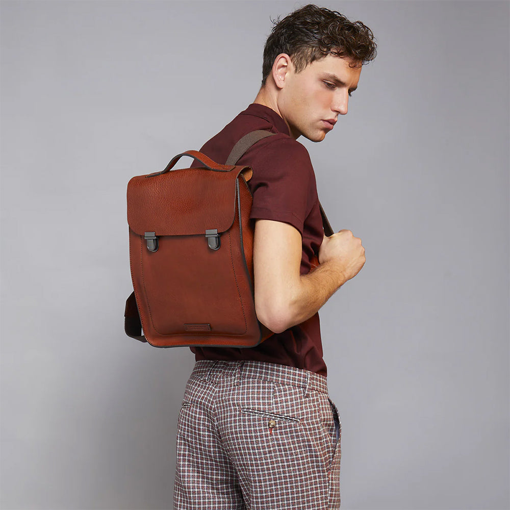Herrenrucksack mit Klappe THE BRIDGE Ettore-Linie aus braunem Leder