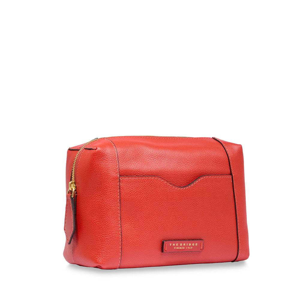 THE BRIDGE GEMMA TRAVEL LINIE
Beauty Case aus Leder in der Farbe Orange