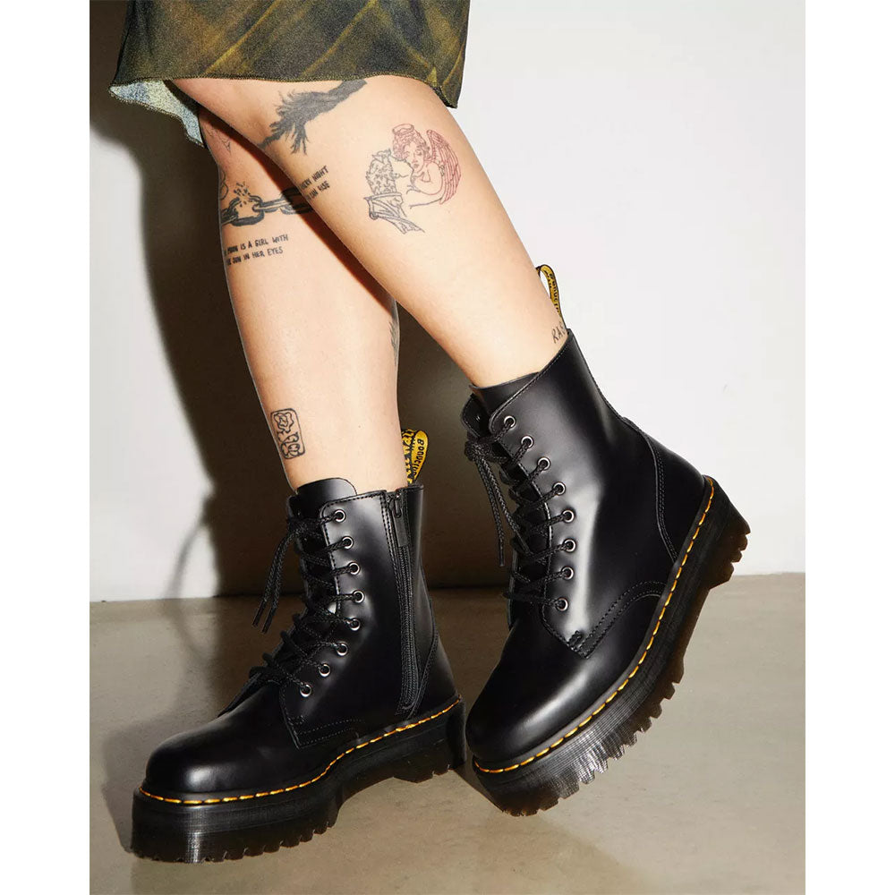 DR. MARTENS JADON LINIE
Plateaustiefel aus schwarzem Leder