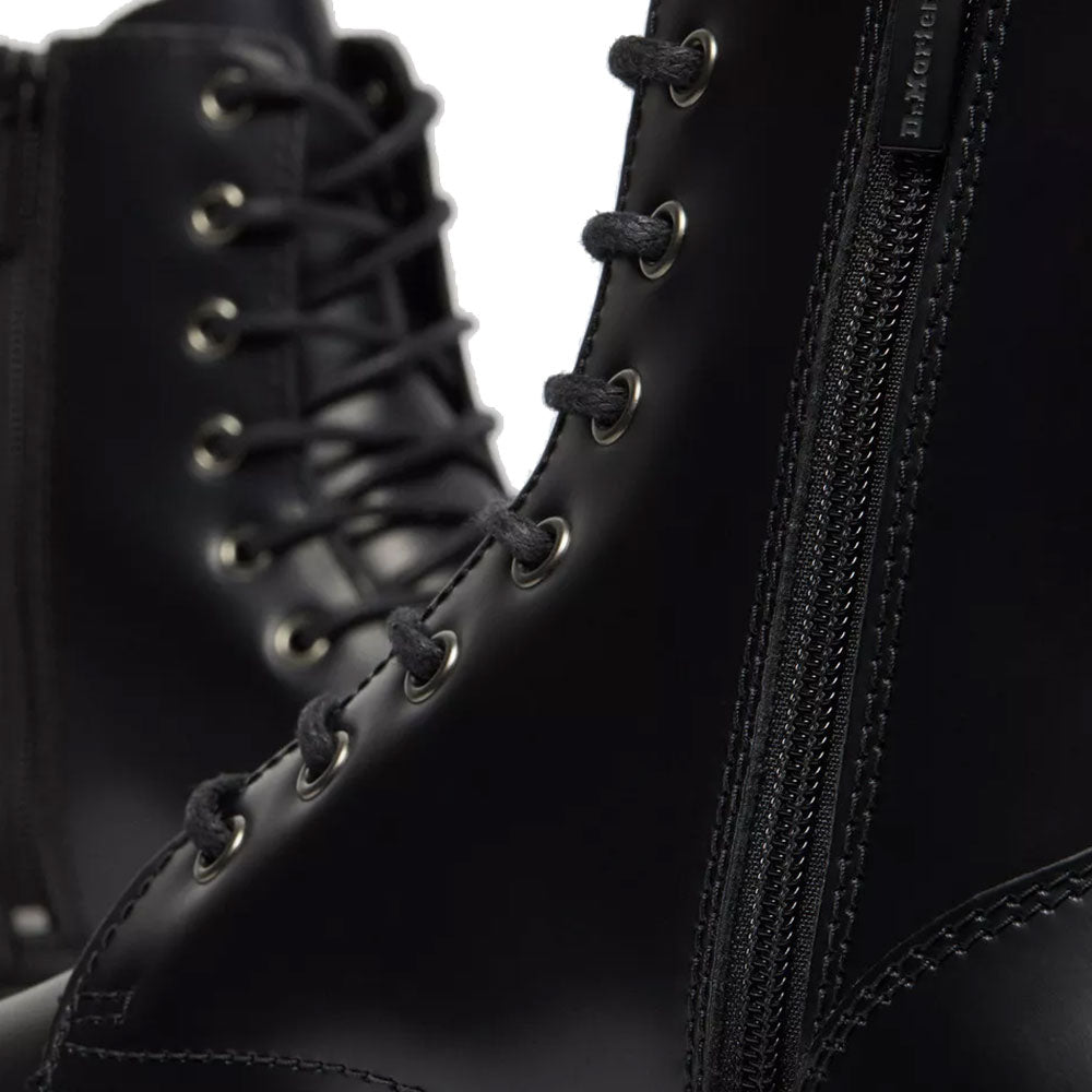 DR. MARTENS JADON LINIE
Plateaustiefel aus schwarzem Leder