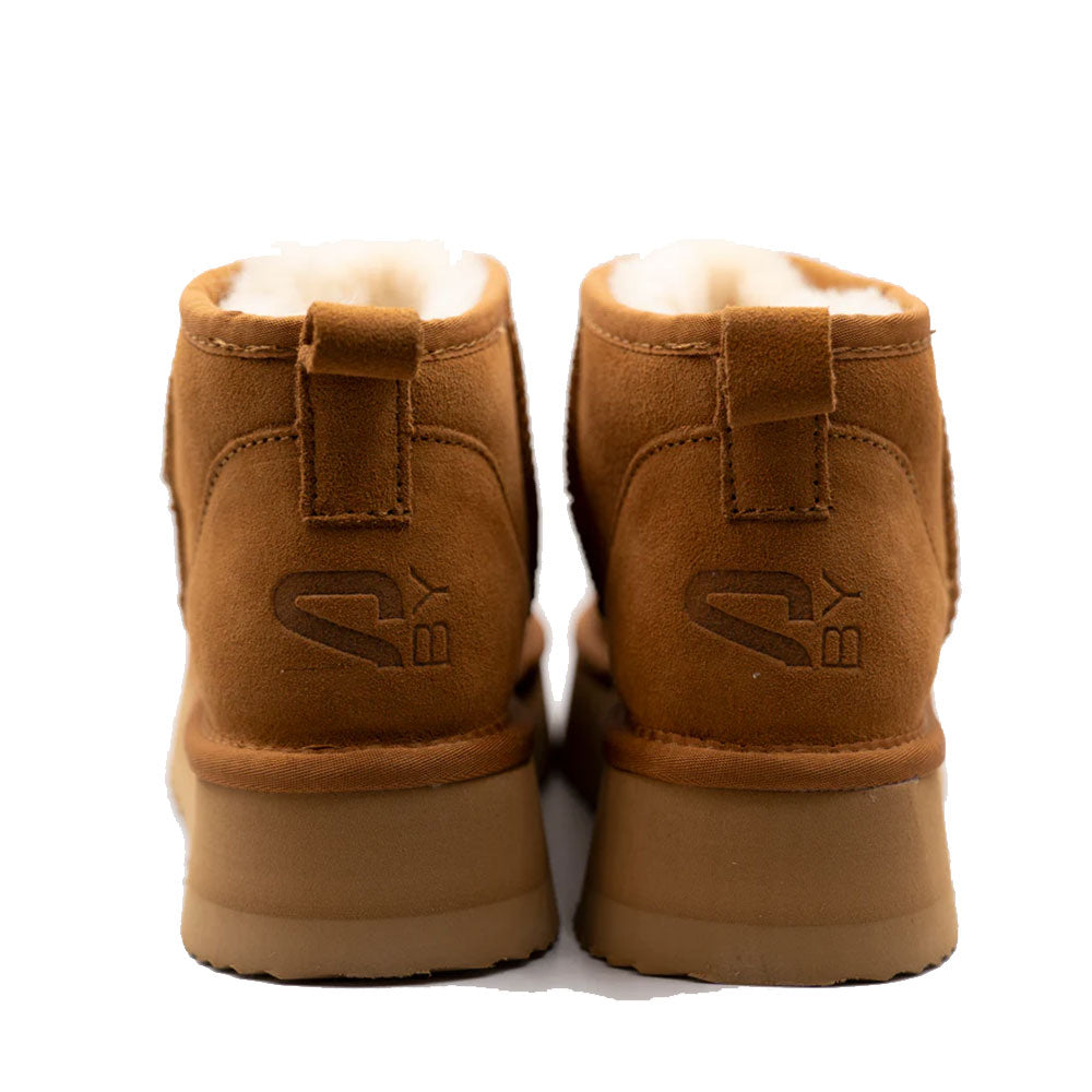 MASSIMO SANTINI PAMILIA LINIE
Gepolsterte Plateau Stiefeletten In Velours in der Farbe Camel.