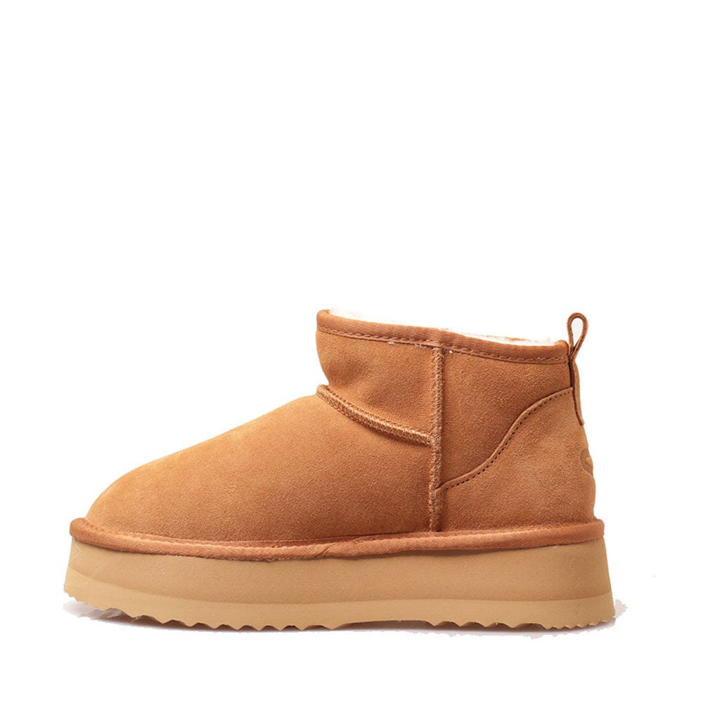 MASSIMO SANTINI PAMILIA LINIE
Gepolsterte Plateau Stiefeletten In Velours in der Farbe Camel.