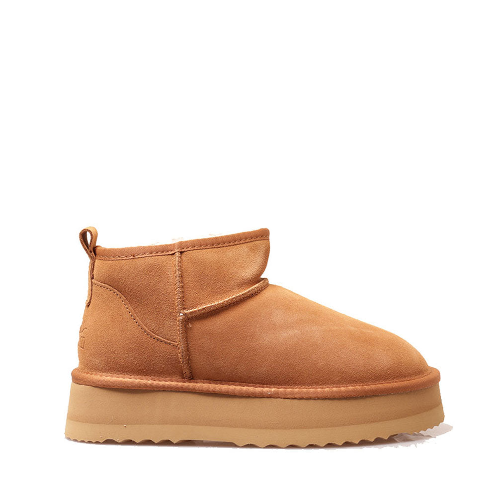 MASSIMO SANTINI PAMILIA LINIE
Gepolsterte Plateau Stiefeletten In Velours in der Farbe Camel.