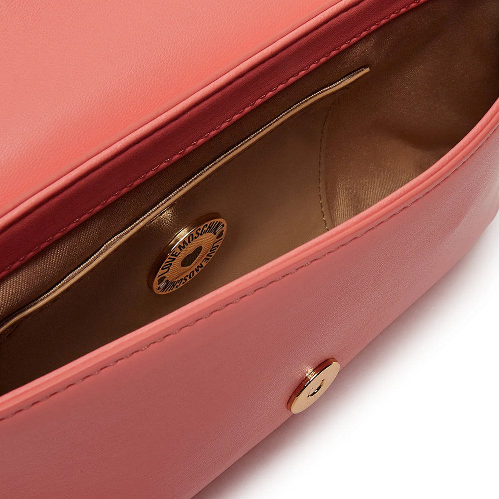 LOVE MOSCHINO 
Flache Schultertasche in Koralle mit Logo-Schriftzug