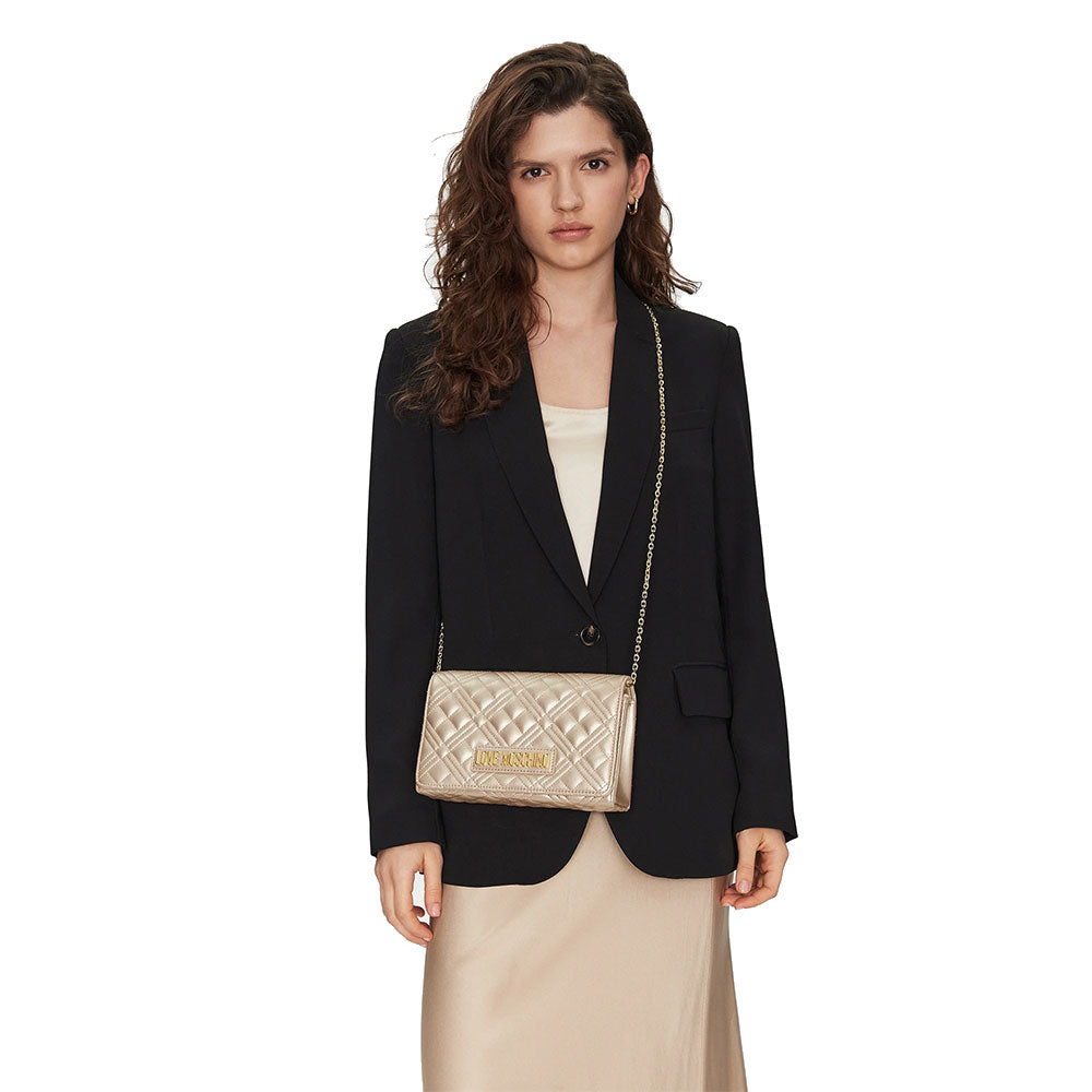 LOVE MOSCHINO Smart Daily Quilted Linie
Damen Clutch mit Schultergurt in Metallic Gold