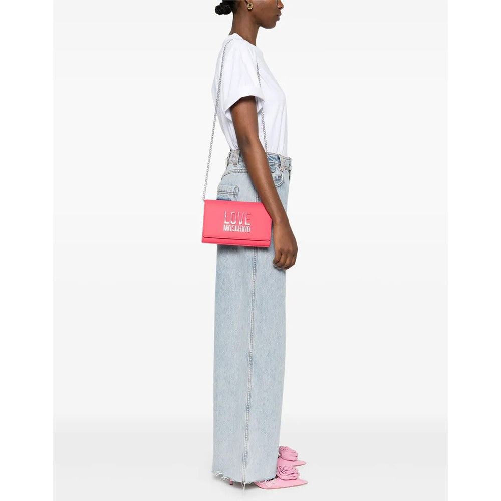 LOVE MOSCHINO 
Clutch mit Schultergurt in Fuchsia mit schattiertem Logo-Schriftzug