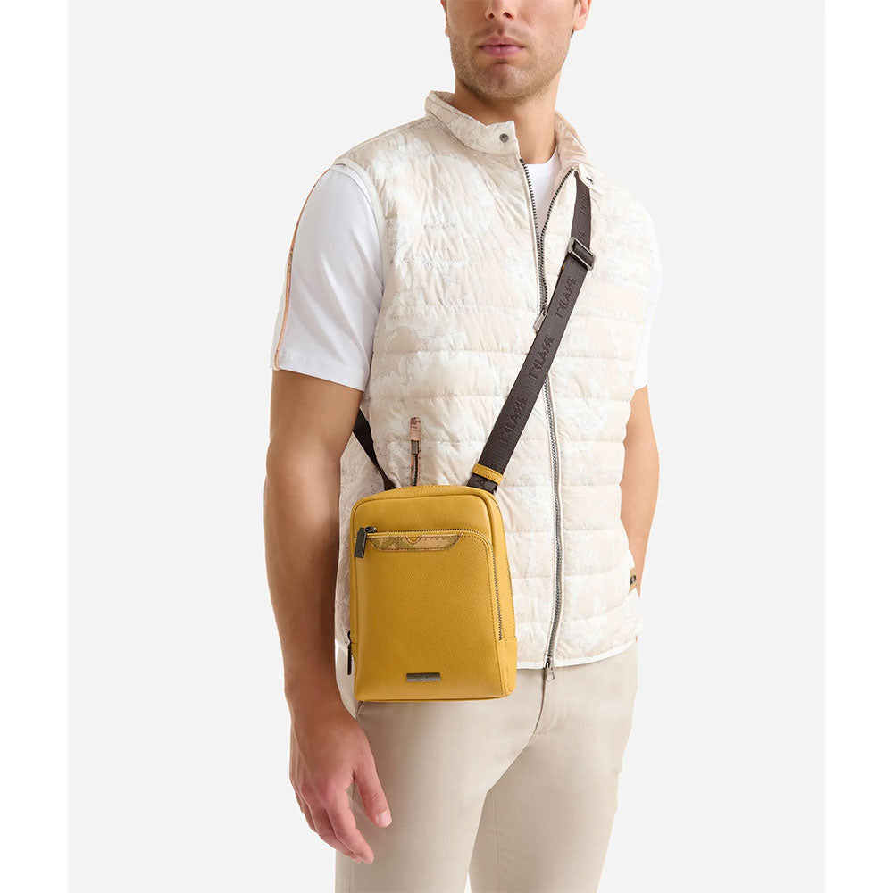 1A Classe Alviero Martini Trip Linie
Kleine Herrentasche in senfgelbem Leder LA85