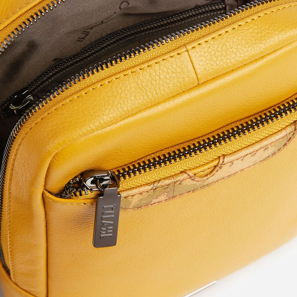 1A Classe Alviero Martini Trip Linie
Kleine Herrentasche in senfgelbem Leder LA85