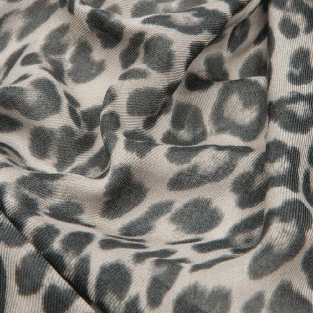 GUESS Damen Schal 90 x 180 cm Animal Print Farbe Schwarz