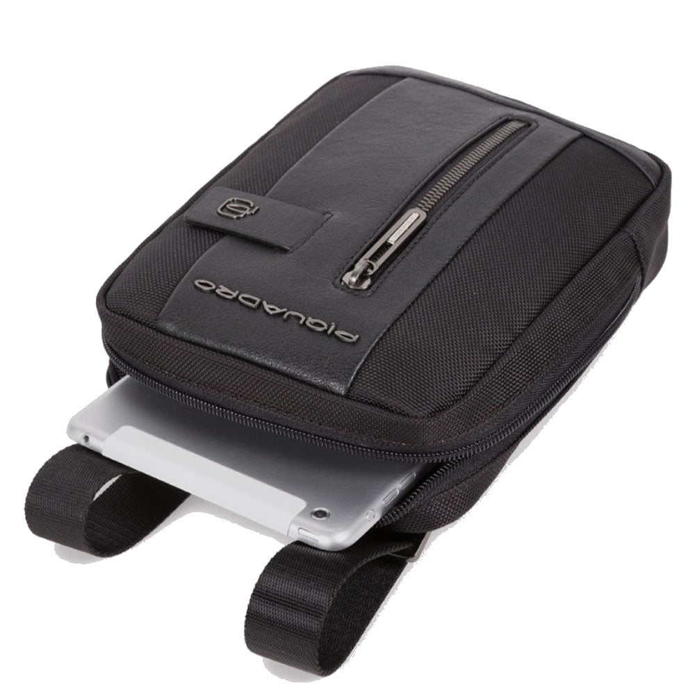 PIQUADRO Brief 2 line Herren iPad Mini Tasche aus schwarzem Stoff und Leder - CA3084BR2
