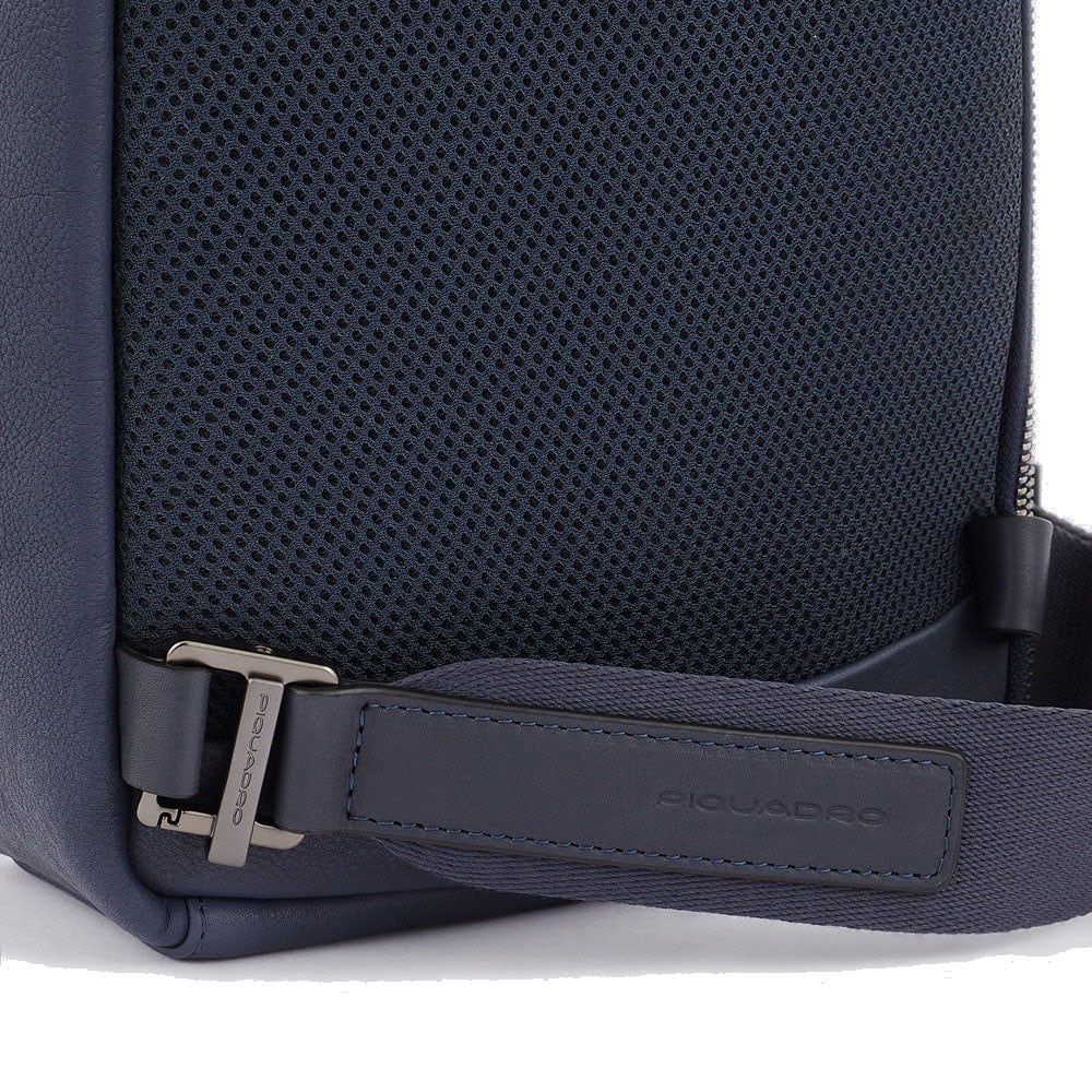 Borsello Monospalla Uomo in Pelle con Porta iPad PIQUADRO Colore Blu - CA5880W116