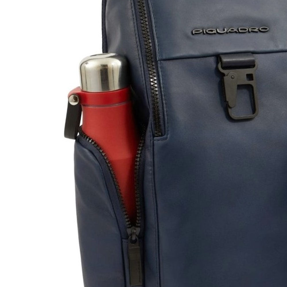 PIQUADRO Finn Linie
Herren Rucksack mit 14-Zoll-Laptopfach aus blauem Leder – CA5988S123