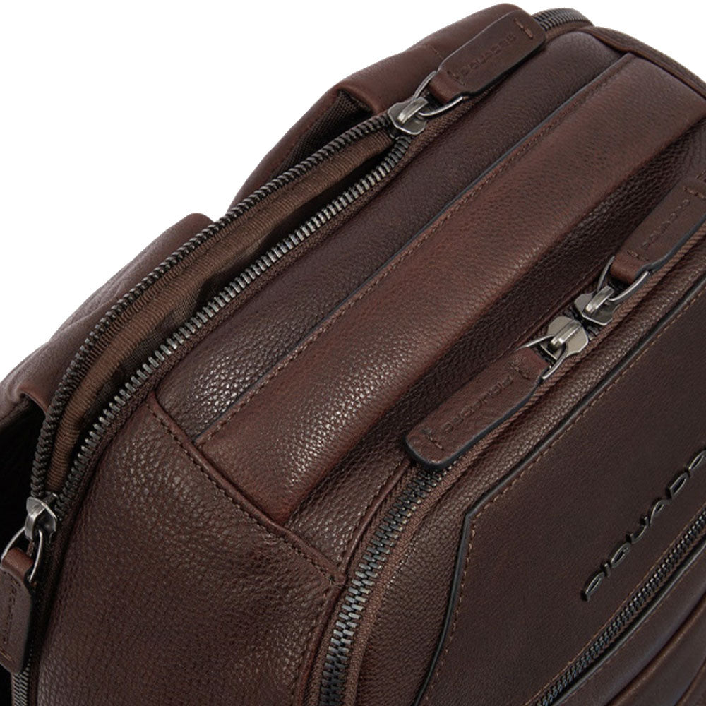 PIQUADRO Paavo Linie
Herren-Rucksack mit 15,6"-PC-Fach aus schwarzem Leder – CA6030S122