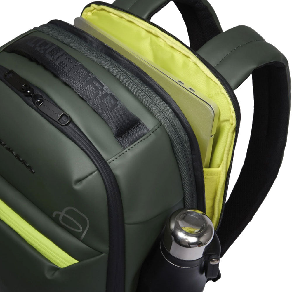 PIQUADRO Reiserucksack mit 14" Laptopfach aus grünem Stoff, Corner 2.0 Linie - CA6638C2OW