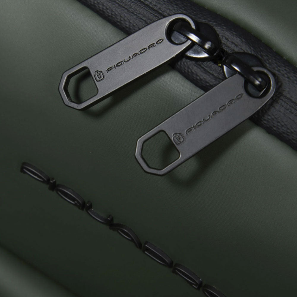 PIQUADRO Reiserucksack mit 14" Laptopfach aus grünem Stoff, Corner 2.0 Linie - CA6638C2OW
