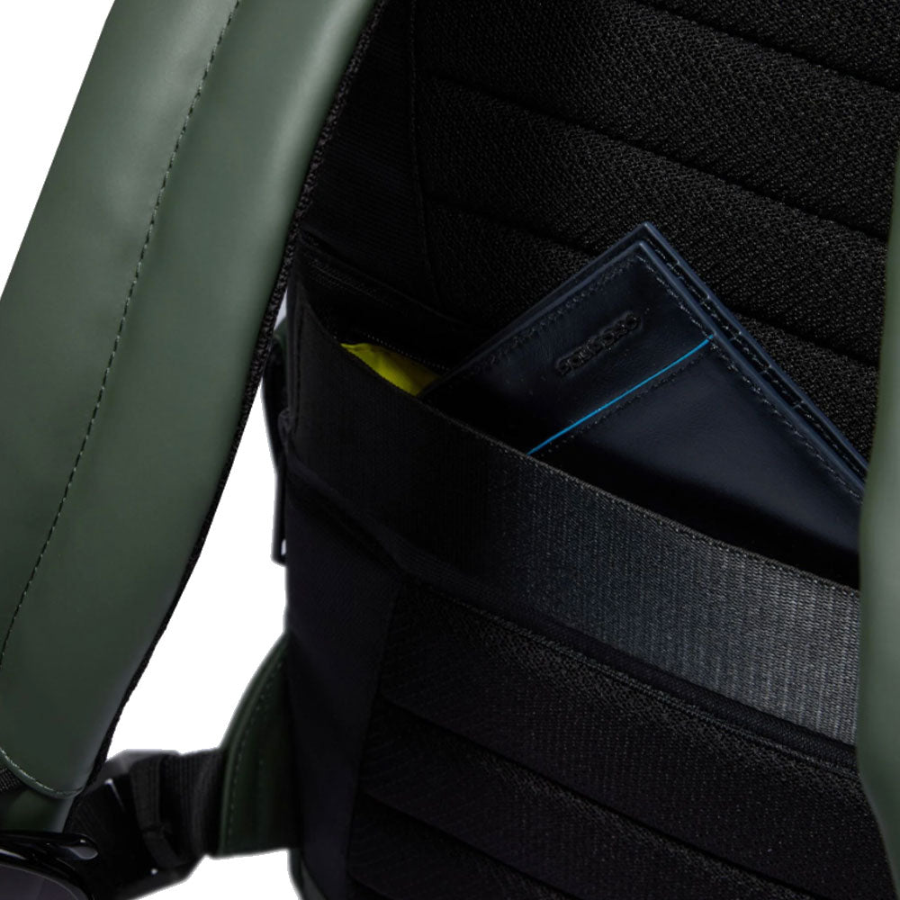 PIQUADRO Reiserucksack mit 14" Laptopfach aus grünem Stoff, Corner 2.0 Linie - CA6638C2OW