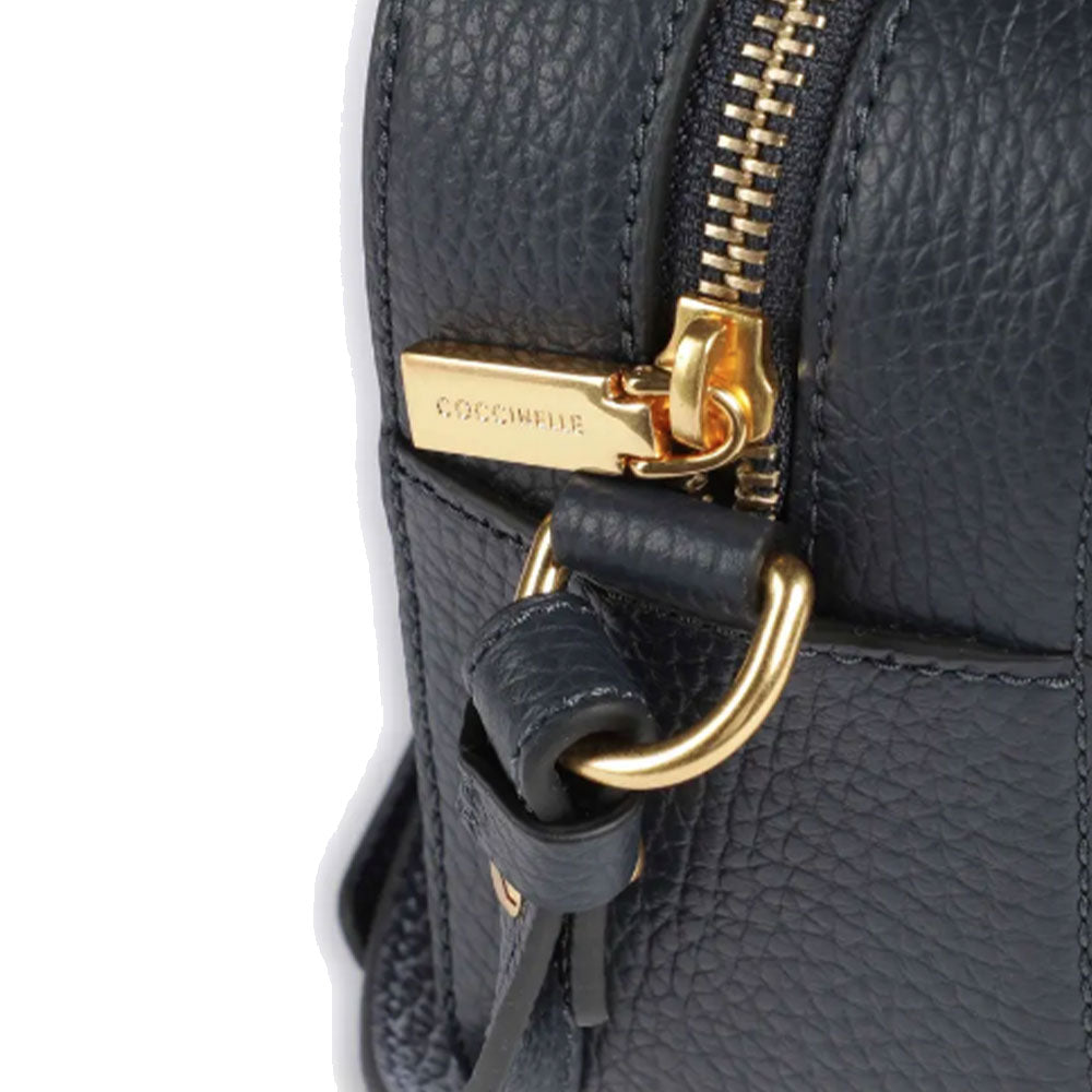 COCCINELLE Beat Soft Linie
Damen Umhängetasche aus Leder in der Farbe Midnight Blue, mittlere Größe