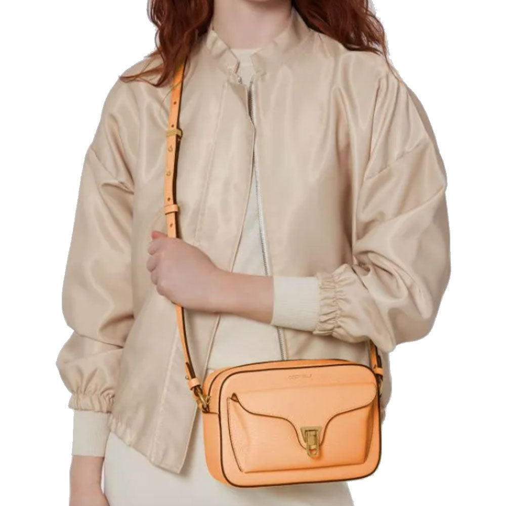 COCCINELLE Beat Soft Linie
Damen Umhängetasche aus Leder in der Farbe Sunrise, mittlere Größe