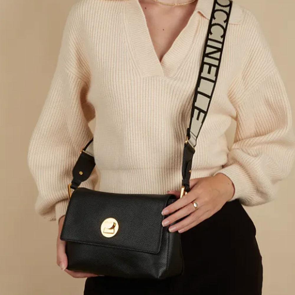 COCCINELLE Damen-Umhängetasche aus Liya Signature Line Leder, Schwarz