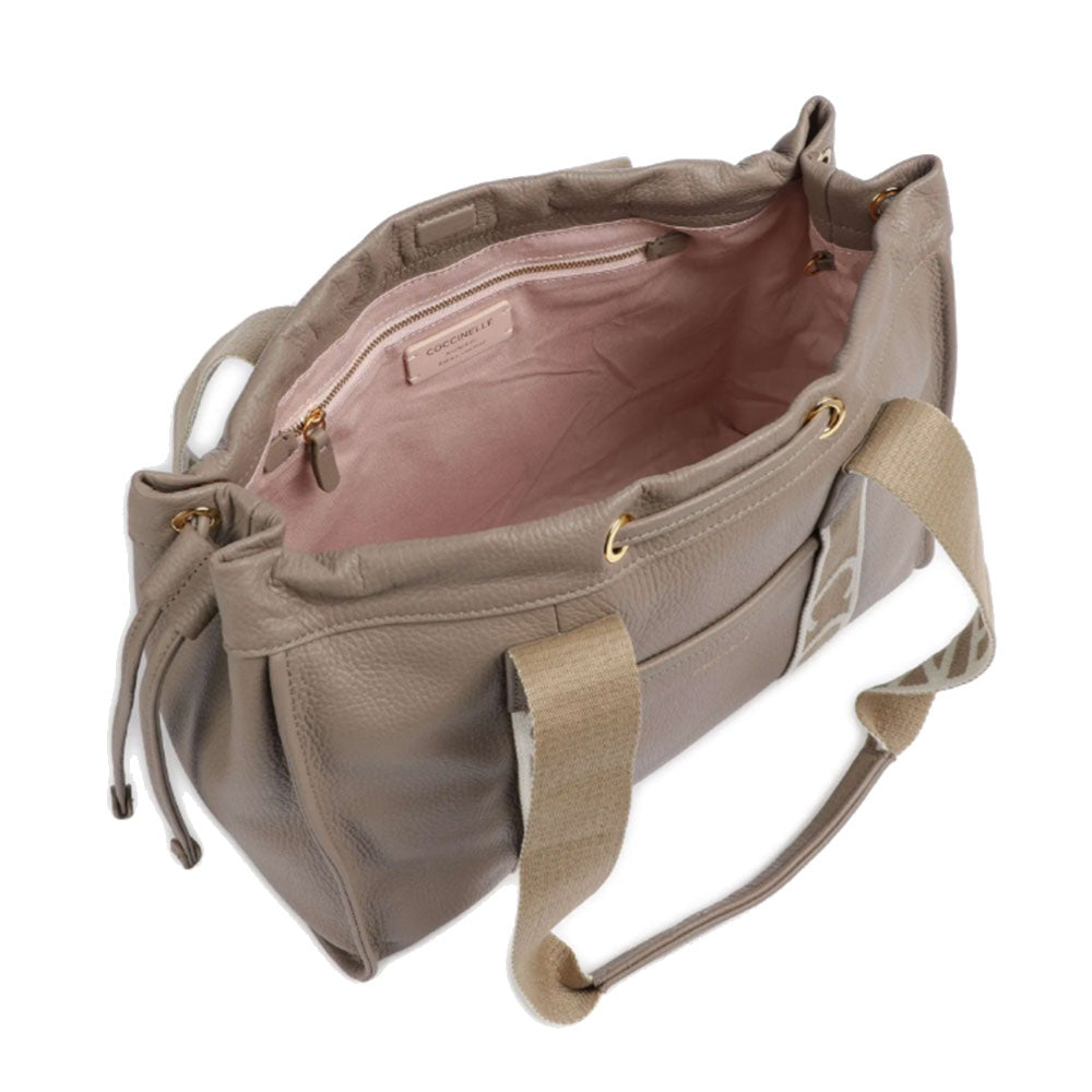COCCINELLE Damen-Umhängetasche aus Leder, 2Day Signature Medium Line, Farbe Warm Taupe