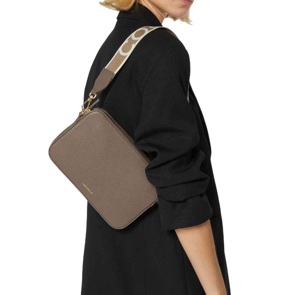 Borsa Donna a Tracolla COCCINELLE Linea Tebe Colore Warm Taupe