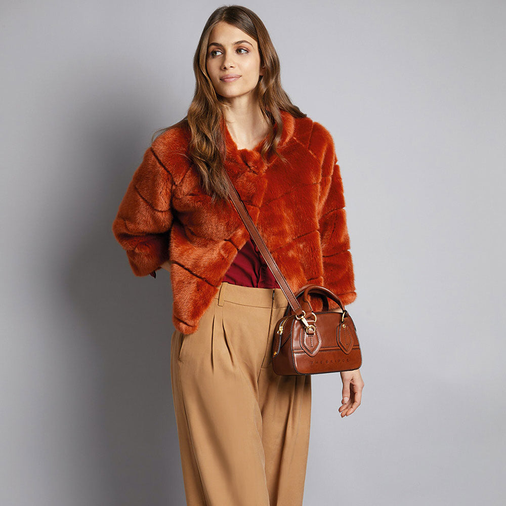 THE BRIDGE Damen-Mini-Boston-Tasche Daphne-Linie aus schwarzem Leder