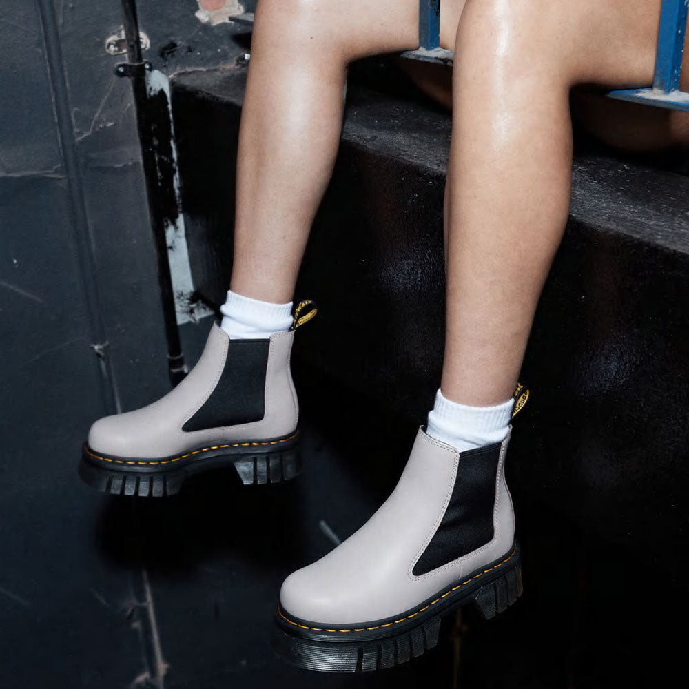 Scarpe Donna DR. MARTENS Stivaletti Chelsea Platform linea Audrick in Pelle Nappa Lux Vintage Taupe
