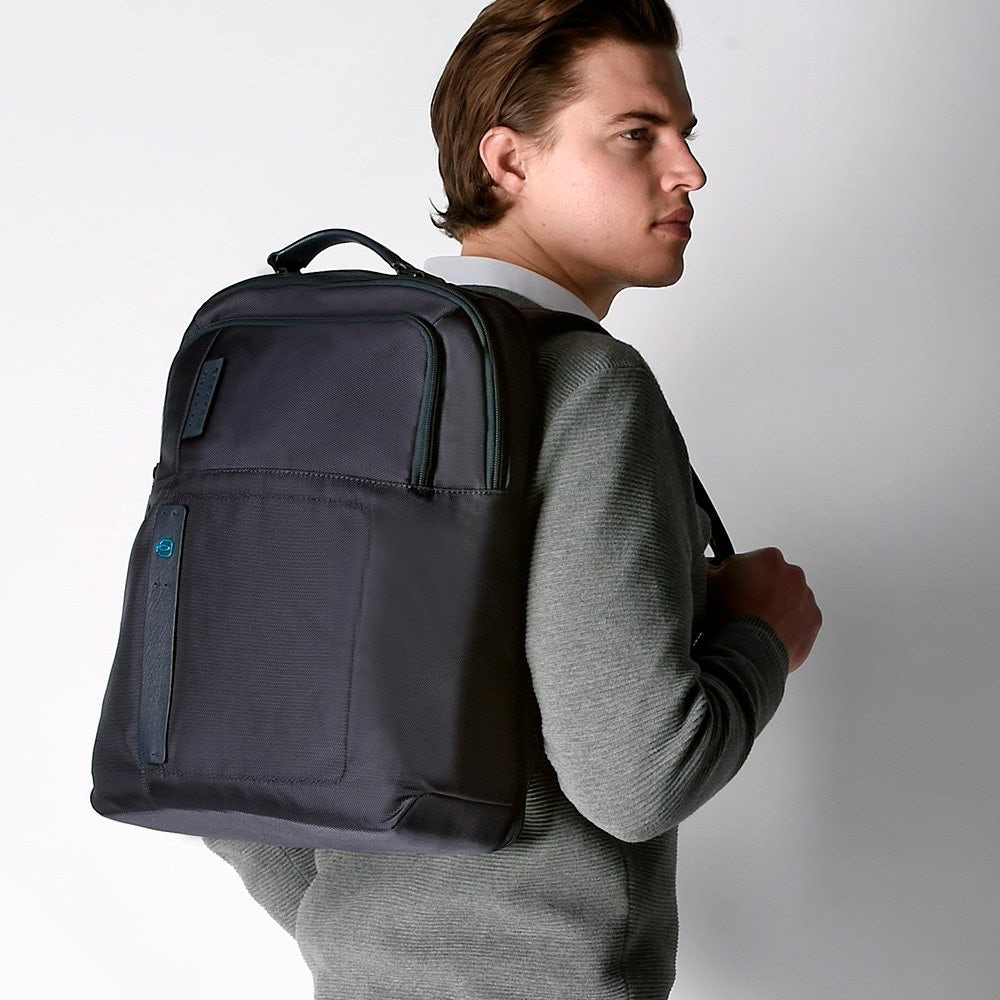 PIQUADRO Pulse P16-Linie
15,6" PC- und iPad-Rucksack aus Chevron-Stoff in Schwarz - CA4174P16