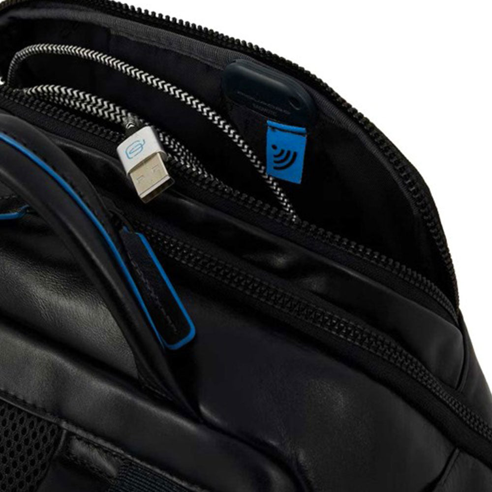 PIQUADRO B2V LINIE
Rucksack für 14" PC und iPad aus blauem Leder - CA5941B2V