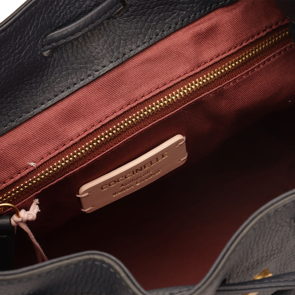 Kleiner COCCINELLE Rucksack aus Leder Beat Soft Line in der Farbe Mitternachtsblau