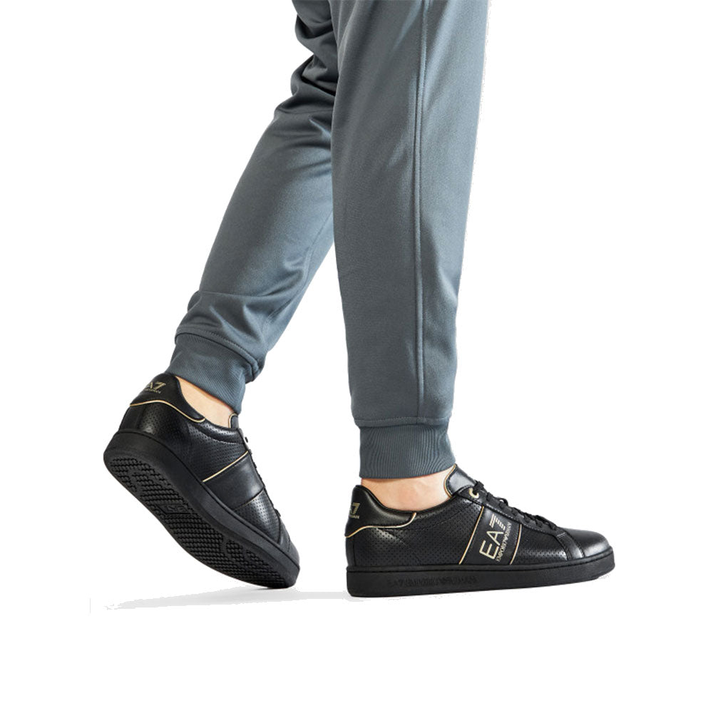 Scarpe Uomo EA7 Emporio Armani Sneakers Colore Triple Black - Gold con Suola Nera