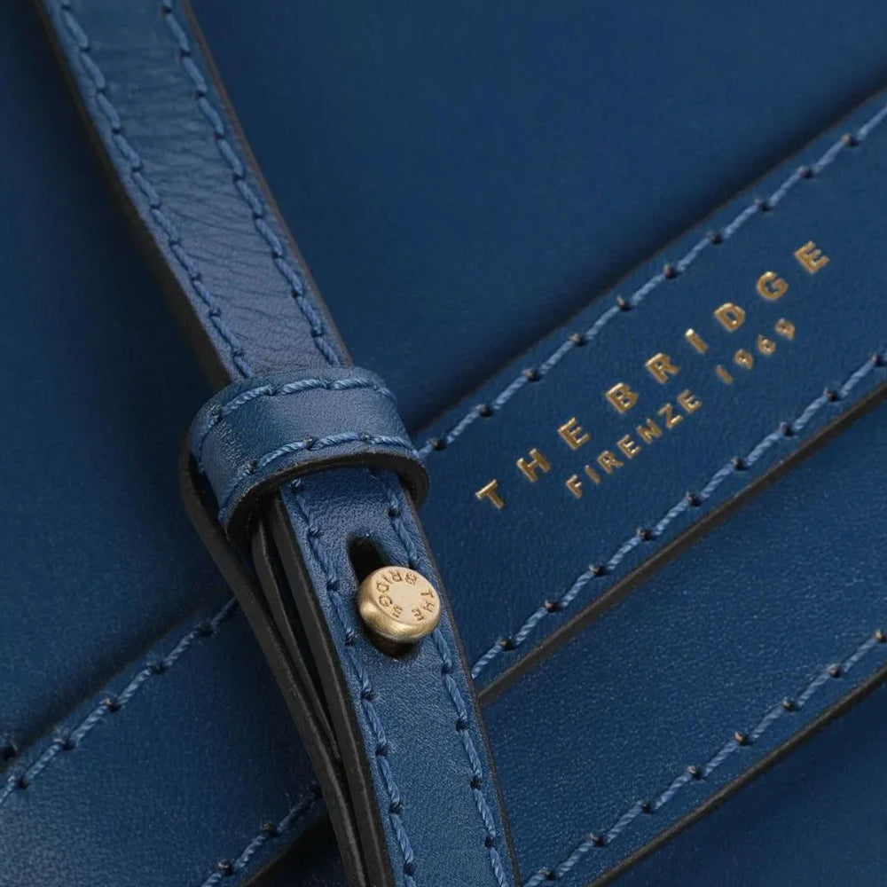 THE BRIDGE Große Damen-Umhängetasche aus der Lucrezia-Linie aus jeansfarbenem Leder