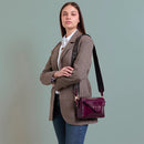 THE BRIDGE Damen-Umhängetasche Frida-Linie aus lila Leder