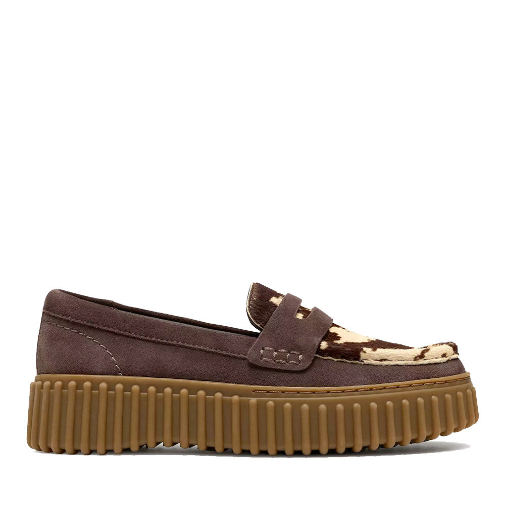 Mocassino Donna CLARKS linea Torhill Penny in Pelle Scamosciata Marrone con Inserto in Cavallino stampa Mucca