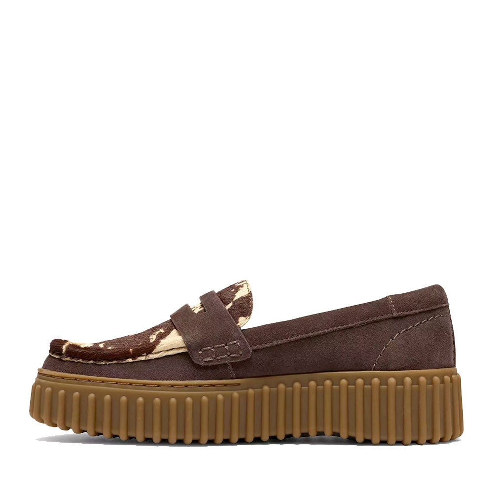 Mocassino Donna CLARKS linea Torhill Penny in Pelle Scamosciata Marrone con Inserto in Cavallino stampa Mucca