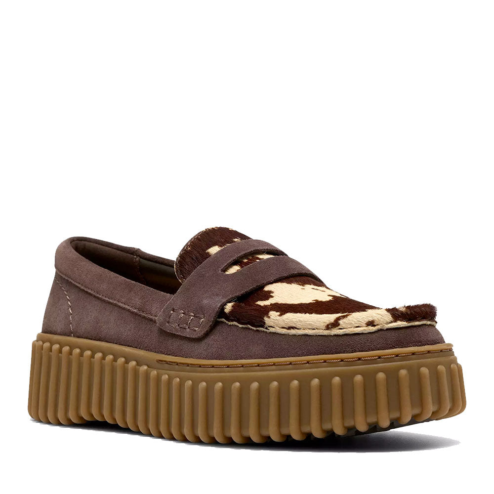 Mocassino Donna CLARKS linea Torhill Penny in Pelle Scamosciata Marrone con Inserto in Cavallino stampa Mucca