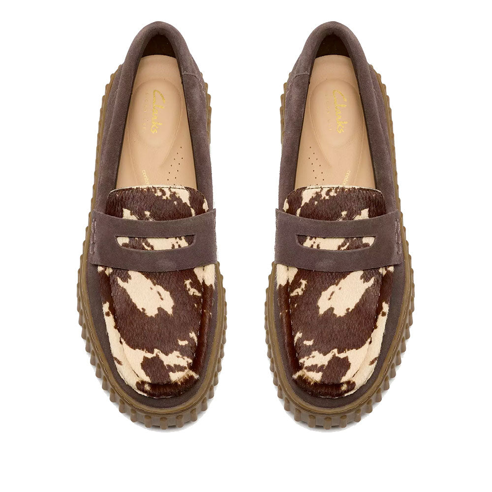 Mocassino Donna CLARKS linea Torhill Penny in Pelle Scamosciata Marrone con Inserto in Cavallino stampa Mucca