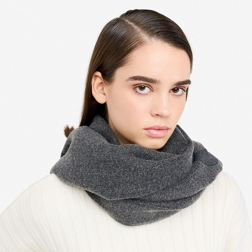 Stola Donna 65 x 180 cm LIU JO in Tessuto Garzato Nero con Logo Embossed