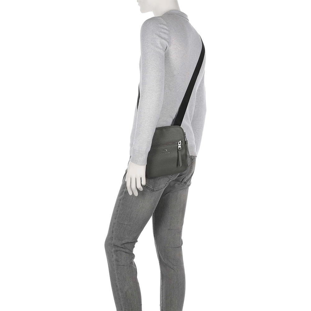 Borsello uomo con patta Shift in tessuto e pelle Grigio | Acciaio Borsello uomo con patta Shift in tessuto e pelle Grigio | Acciaio