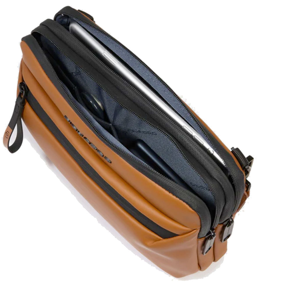 Pochette Uomo Piquadro in Tessuto colore Cuoio con Tracolla Linea Corner - AC6492C2OW