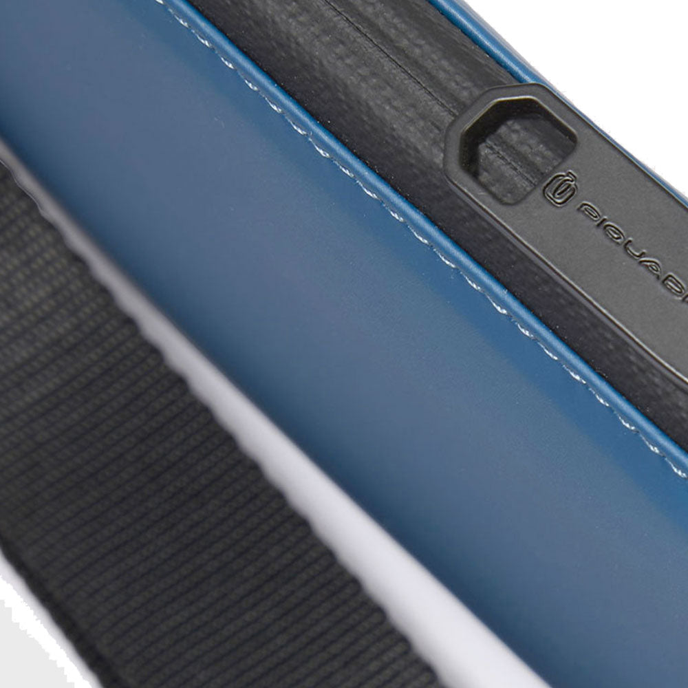 Pochette PIQUADRO in Tessuto Gommato Avio Linea Corner 2.0 Misura Media- AC6833C2OW