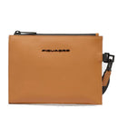 Pochette PIQUADRO in Tessuto Gommato Cuoio Linea Corner 2.0 Misura Media- AC6833C2OW