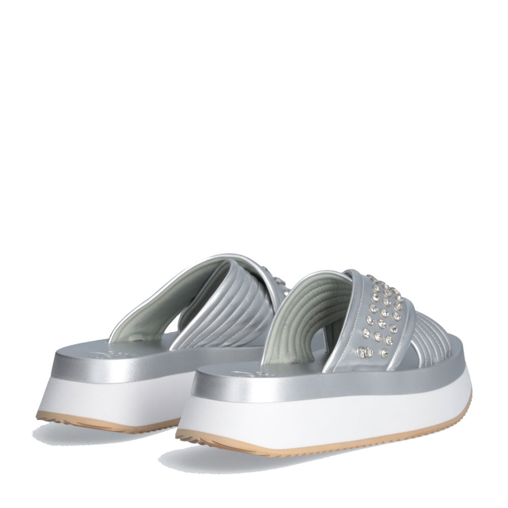 LIU JO Dreamy Sandal 05 
Plateau Slipper mit Nieten in Juwelen-Silber-Laminat-Effekt