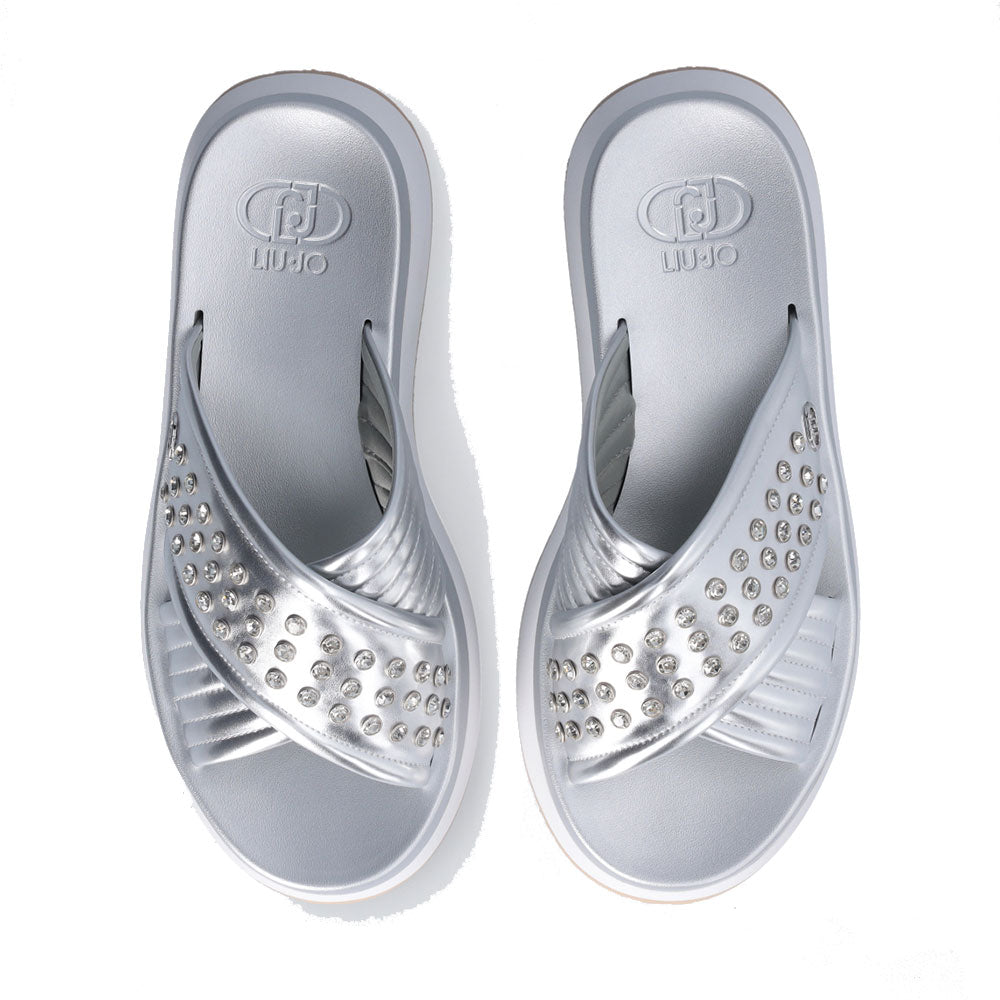 LIU JO Dreamy Sandal 05 
Plateau Slipper mit Nieten in Juwelen-Silber-Laminat-Effekt