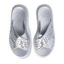 LIU JO Dreamy Sandal 05 
Plateau Slipper mit Nieten in Juwelen-Silber-Laminat-Effekt